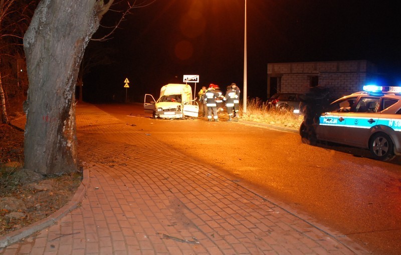Kierowca uderzył w drzewo w Kokoszkowych. Co było przyczyną wypadku?