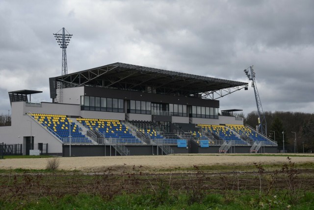 Stadion w Mościcach to obecnie jedynie trybuna. Obiekt czeka na kolejne etapy rozbudowy.