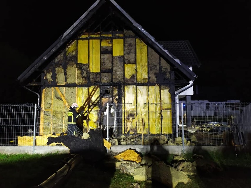 Dom jednorodzinny płonął w Turznicach pod Grudziądzem. Straty są bardzo duże [zdjęcia]