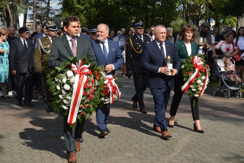 Uczestnicy uroczystości na cmentarzu komunalnym w Stalowej...