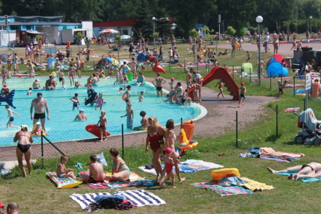 Na nowym, zmodernizowanym kąpielisku czekają na nas m. in. 3 zbiorniki basenowe, boiska do siatkówki i koszykówki, zjeżdżalnie, place zabaw dla dzieci oraz przystań kajakowa. 

Godziny otwarcia:
CZERWIEC - SIERPIEŃ: 9.00 - 20.00
WRZESIEŃ: 10.00 - 18.00 (w czasie ładnej pogody)

Cennik:
CZERWIEC - SIERPIEŃ:
Bilet ulgowy - 5 zł
Bilet normalny - 10 zł
Bilet popołudniowy (od godziny 16.00)
ulgowy - 3 zł
normalny - 6 zł
dzieci do lat 4 - wyłącznie pod opieką osoby dorosłej- wstęp bezpłatny
WRZESIEŃ:
Bilet ulgowy - 3 zł
Bilet normalny - 5 zł

Wypożyczenie leżaka - 6 zł / na dzień