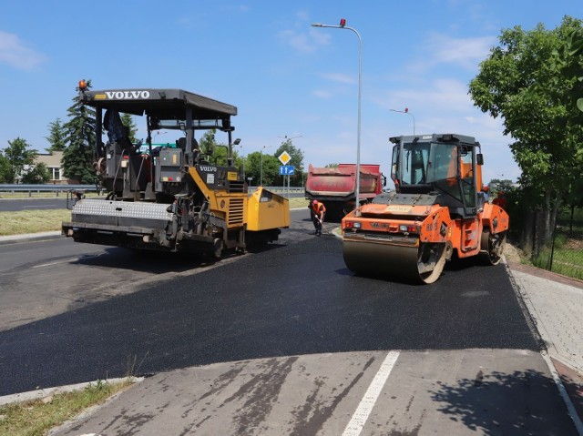 W środę rano zaczęła się wymiana asfaltu na zjazdach z alei Wojska Polskiego. Drogowcy pracują na odcinku od ulicy Odrodzenia do Lubelskiej. Są utrudnienia, w kierunku Ustronia samochody jadą jednym pasem, prędkość ograniczono do 30 kilometrów na godzinę.