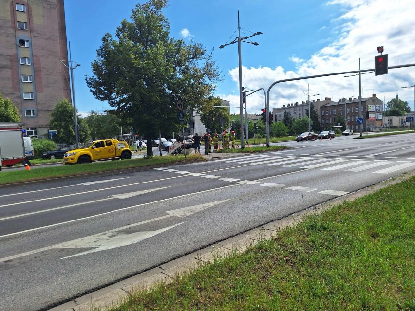 Dachowanie na skrzyżowaniu ulic Kilińskiego i Jana Pawła II w Częstochowie. Czarna seria na Tysiącleciu trwa