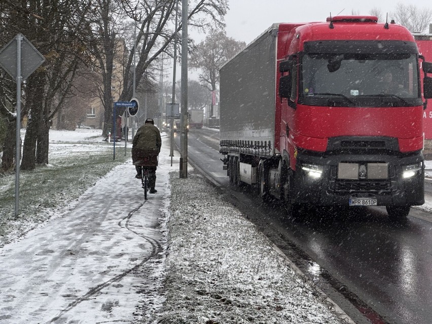 W Głogowie posypało śniegiem. Jest pięknie, ale też niełatwo...