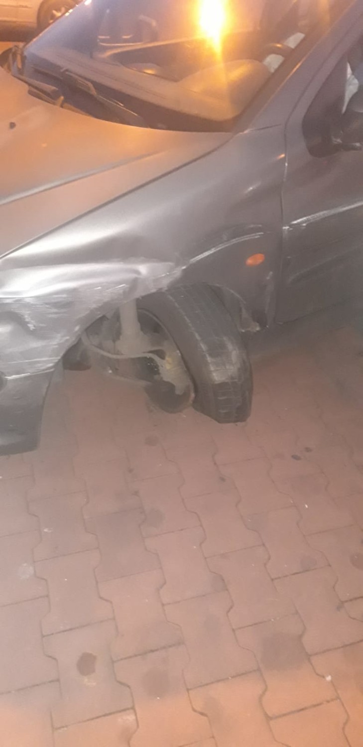 Wypadek na parkingu Galerii Radomsko. Peugeot uderzył w...