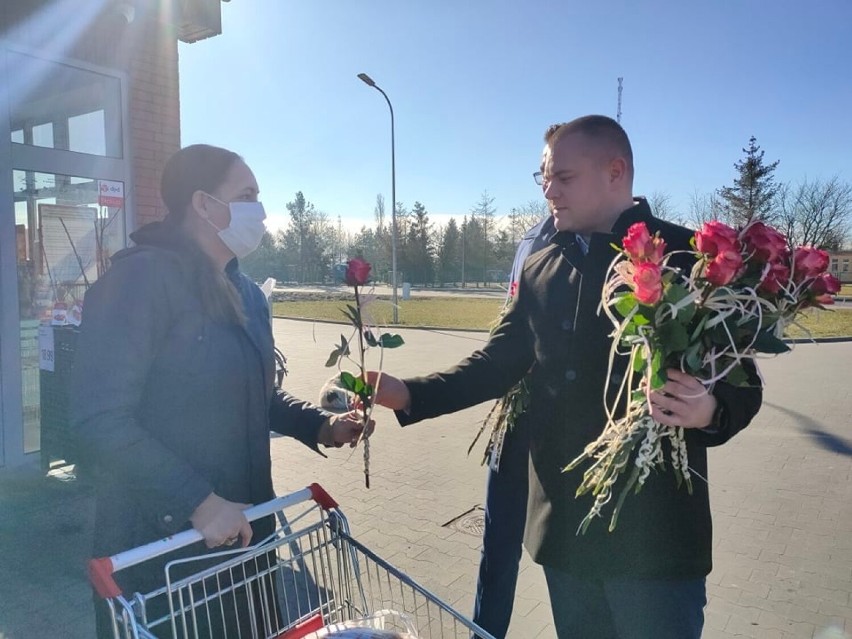 Powiat malborski. Wójt Miłoradza rozdawał paniom kwiaty. Komendant policji składa życzenia mieszkankom. Kwieciście było w szkołach