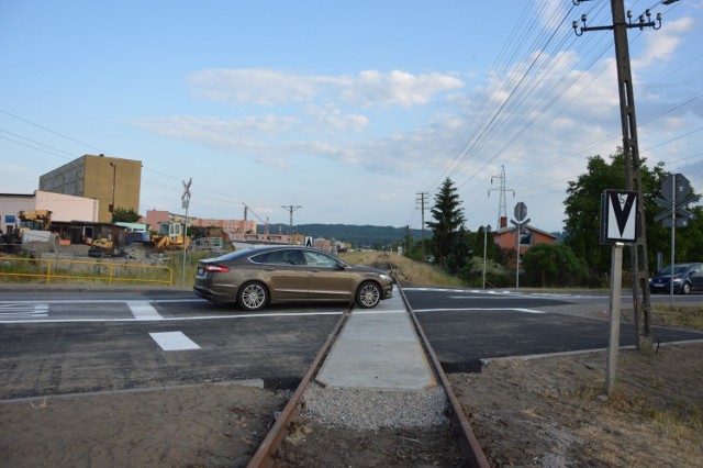 W piątek 16 czerwca, po wykonaniu oznakowania poziomego i pionowego, wznowiony został ruch samochodowy przez przejazd kolejowy z ulicy Mireckiego na Topolową w Lęborku.