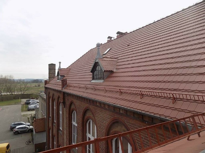 Tak wygląda dach SP nr 1 w Krośnie Odrzańskim po remoncie.