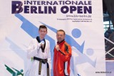 Zawodnik UKS Warrior Zgorzelec Filip Olszak na podium w Berlinie 