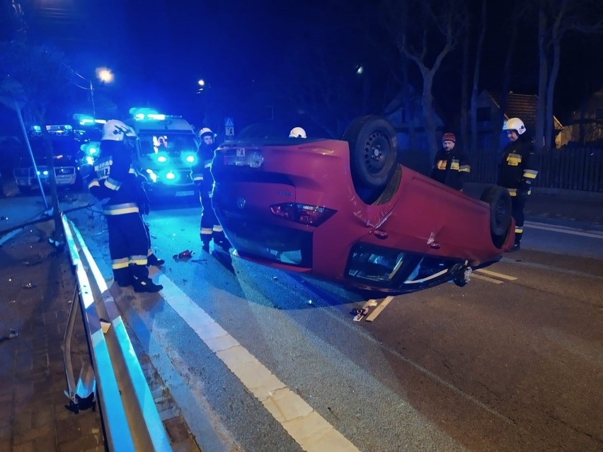 W Kuźnicy nad ranem auto dachowało na śliskiej drodze