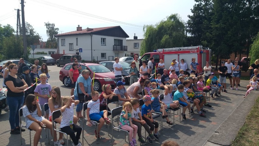  Występ magika, triki piłkarskie i bańki mydlane, czyli festyn rodzinny w Kowanówku!