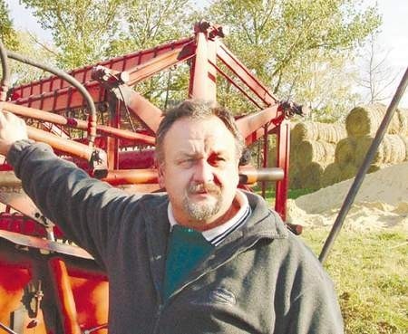 Rolnicy czują się oszukani przez polityków &amp;#8211; mówi Bogdan Zioła z grupy producenckiej w Lubrzy. Fot. MAREK ŚWIERCZ