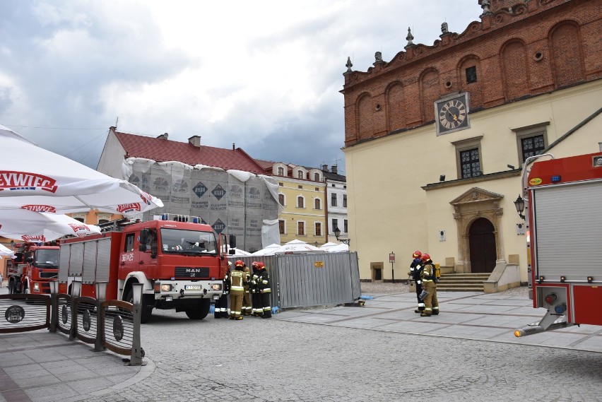 Tarnów. Alarm w tarnowskim ratuszu postawił na nogi straż pożarną i policję [ZDJĘCIA]