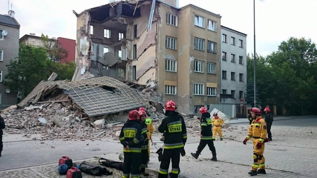 Runęła kamienica przy Kawęczyńskiej. W gruzach jest ekipa poszukiwawcza