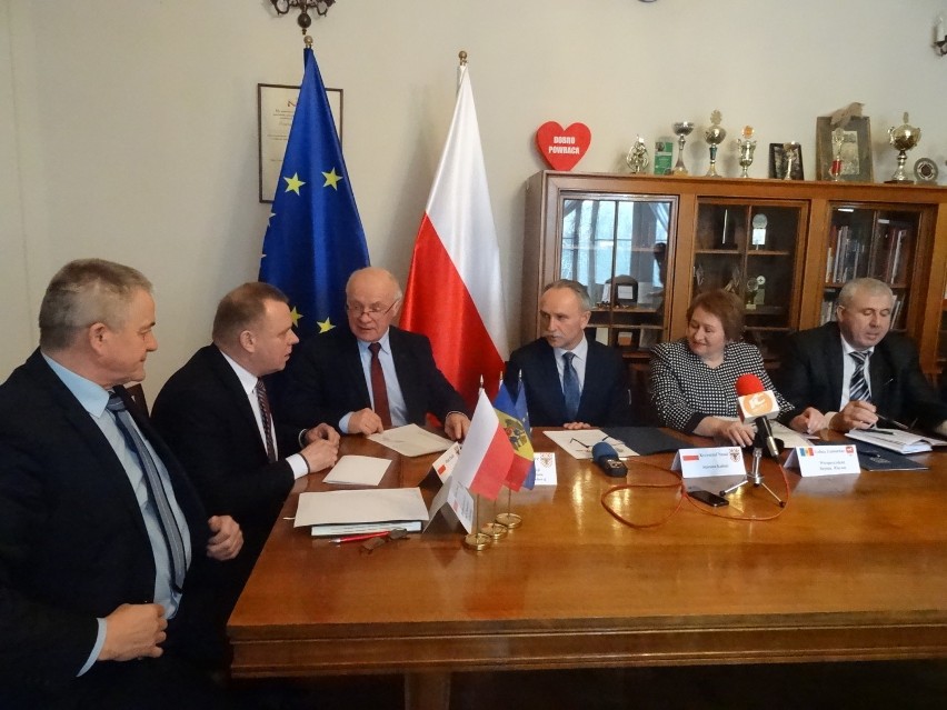 Podpisano umowę o współpracy powiatu kaliskiego i Riscani w...