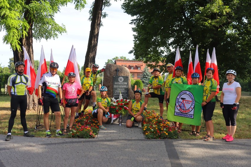 Rowerzyści z "Kujawiaka" Inowrocław pamiętali o Żołnierzach...