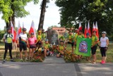 Rowerzyści z "Kujawiaka" Inowrocław złożyli kwiaty pod obeliskiem poświęconym Żołnierzom Armii Krajowej