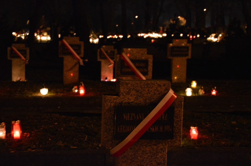 Wszystkich Świętych 2019 w Tomaszowie Maz. Cmentarz przy ul. Smutnej w Tomaszowie Maz. nocą [ZDJĘCIA]