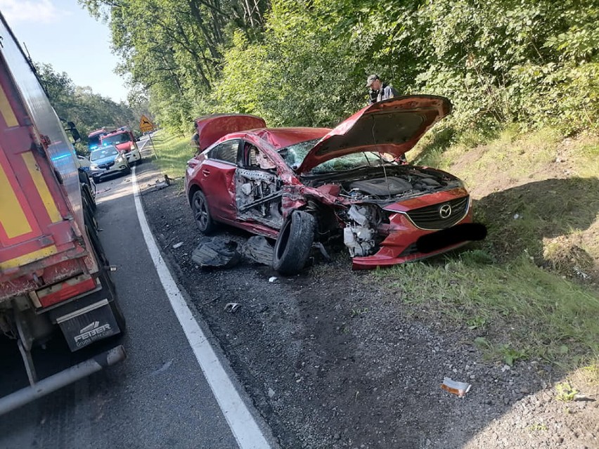 Wypadek na trasie Sztum - Kwidzyn. Samochód osobowy zderzył się z tirem, poszkodowany 16-letni pasażer przetransportowany do szpitala