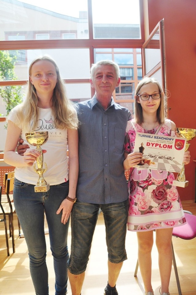 Dwie najlepsze szachistki turnieju i legenda sycowskiej piłki nożnej Adam Wieczorek