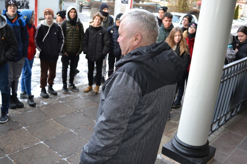 Wydarzenia grudniowe w Pruszczu Gd. Przed Domem Wiedemanna otwarto wystawę zdjęciową. Co działo się przy Chopina 34?