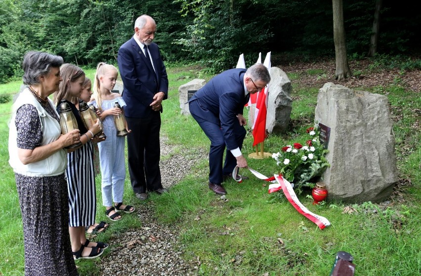 Przewodniczący Sejmiku Małopolskiego złożył kwiaty pod Głazem Smoleńskim w Falkowej