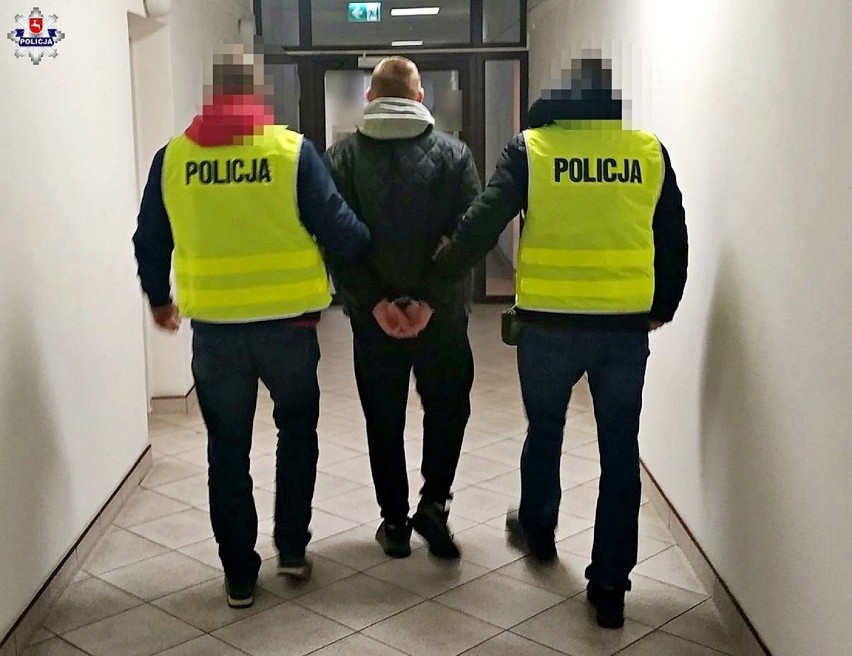 Krasnystaw. Wybite szyby w lokalu i zdewastowane drzwi wejściowe. Policja zatrzymała podejrzanych o wandalizm