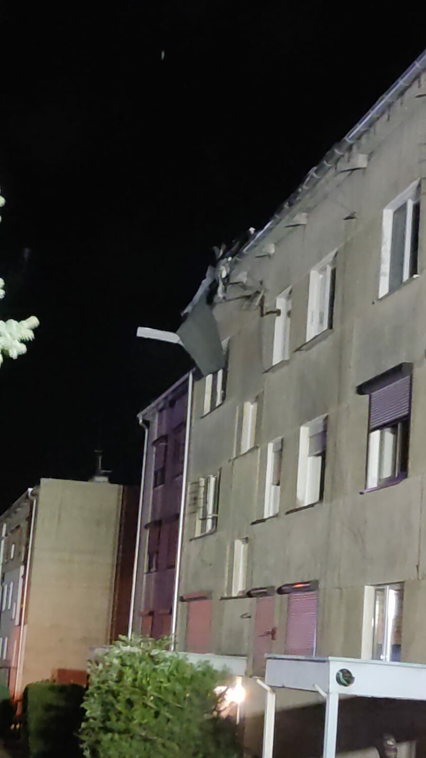Wichury w naszym powiecie. Wiatr zerwał fragment dachu z bloku w Brodach