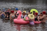 Summer Party zimą? Królewskie Morsy urządziły letnią imprezę na zaśnieżonej plaży