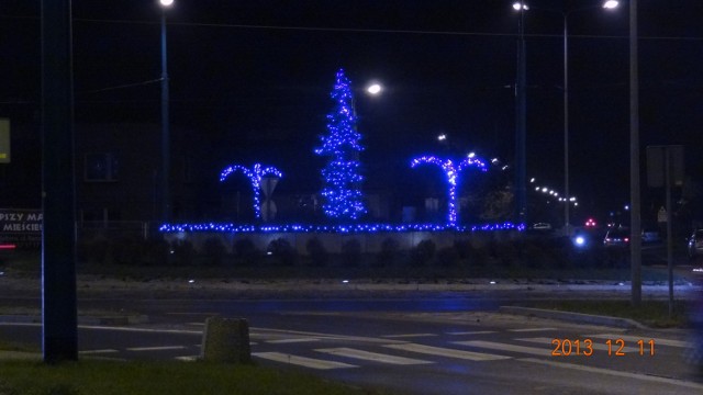Świąteczny wystrój ronda na skrzyżowaniu ulic Harcerskiej z ul. Stoczniowców.