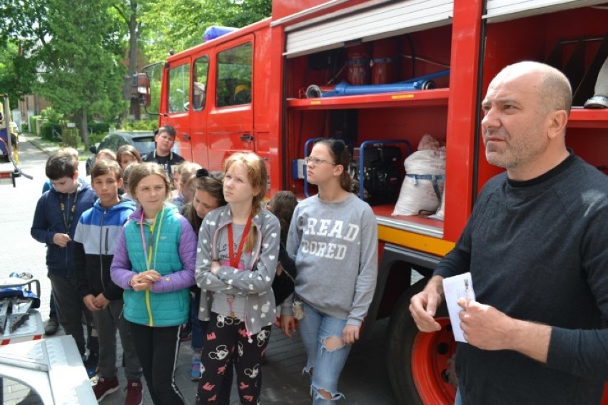 Uczniowie z wizytą w OSP Suchy Dąb. Poznali zasady udzielania pomocy, sprzęt i pracę strażaków [ZDJĘCIA]