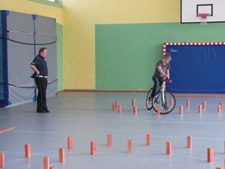 Zawodnicy  musieli wykazać się umiejętnościami w jeździe na rowerze
