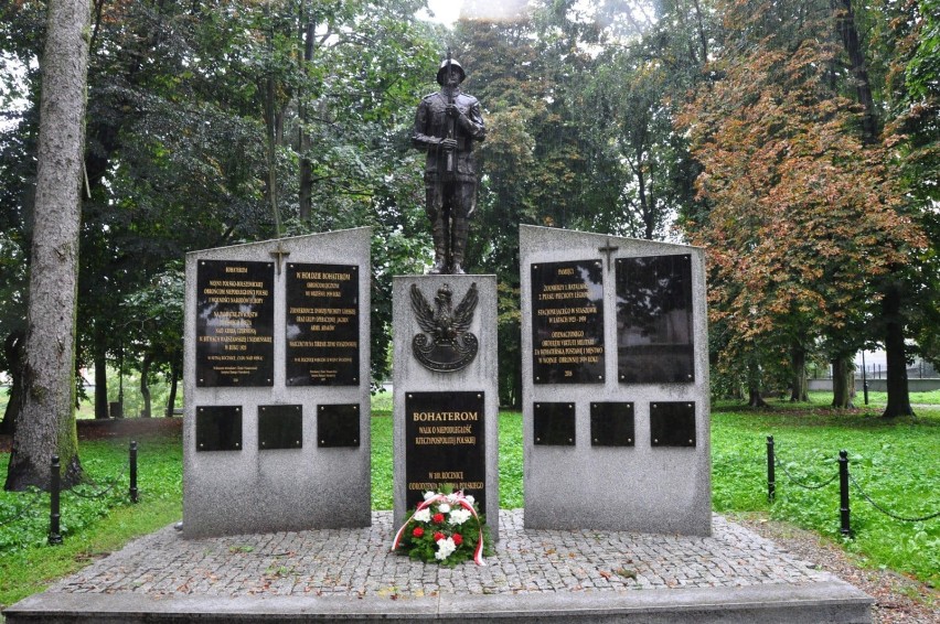 82 lata po napaści Sowietów na Polskę. W Staszowie oddano hołd pomordowanym (ZDJĘCIA)