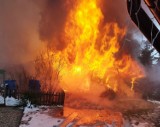 Pożar garażu w Skrzeszewie - do akcji ruszyło 7 zastępów straży