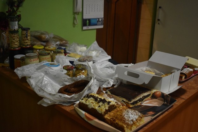 Jedzenie, które zostało przekazane do kuchni Caritas w Nowym Sączu dla potrzebujących.