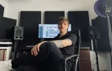 Krystian Sprawka, młody artysta z Sosnowca, z nowym singlem. Niebanalna kompozycja może podbić regionalną scenę muzyczną