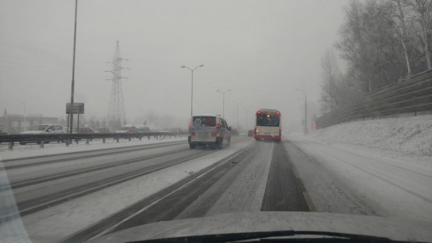 Fatalne warunki na drogach w woj. śląskim. Ślisko i biało. Uwaga na korki [ZDJĘCIA]