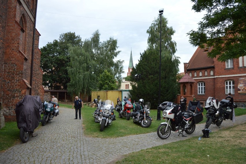 Ojciec Marek Kiedrowicz wrócił do Lęborka. Tym razem na motocyklu z jubileuszowym Rajdem Katyńskim