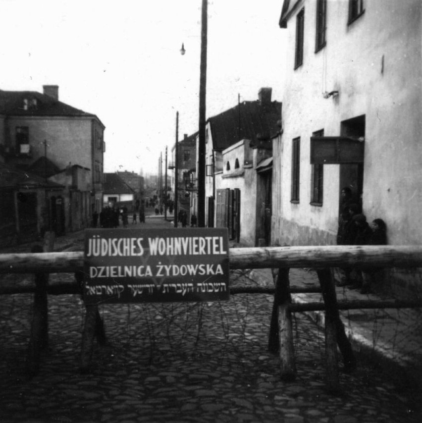 1941 rok, Przegrodzona ulica Kozia w Kielcach, oddzielająca...