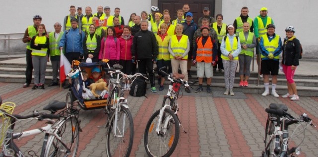 44-osobowa grupa włoszczowskich pielgrzymów pojechała we wtorek na rowerach do Częstochowy.