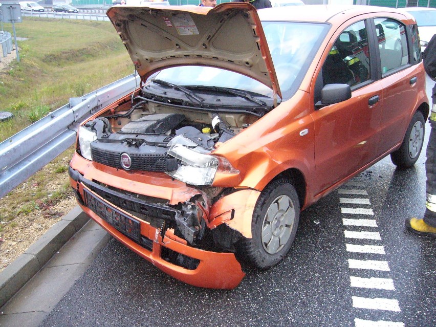 Wypadek w Żorach: Fiat uderzył w bariery ochronne przy...