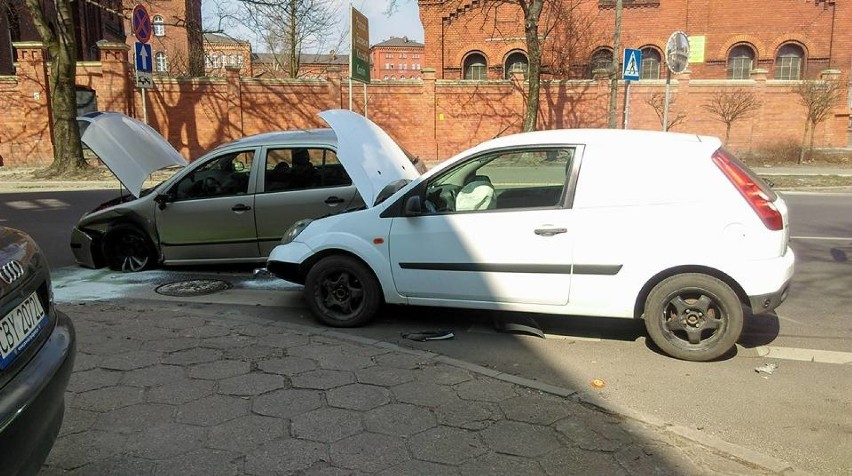 Wypadek w Bydgoszczy. Kobieta chciała zmienić pas i nie zauważyła jadącego samochodu [zdjęcia]