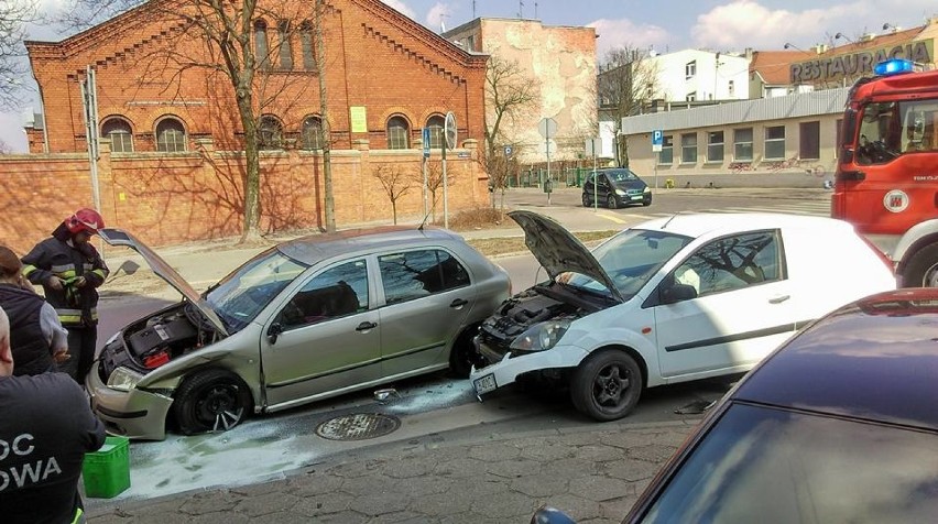 Wypadek w Bydgoszczy. Kobieta chciała zmienić pas i nie zauważyła jadącego samochodu [zdjęcia]