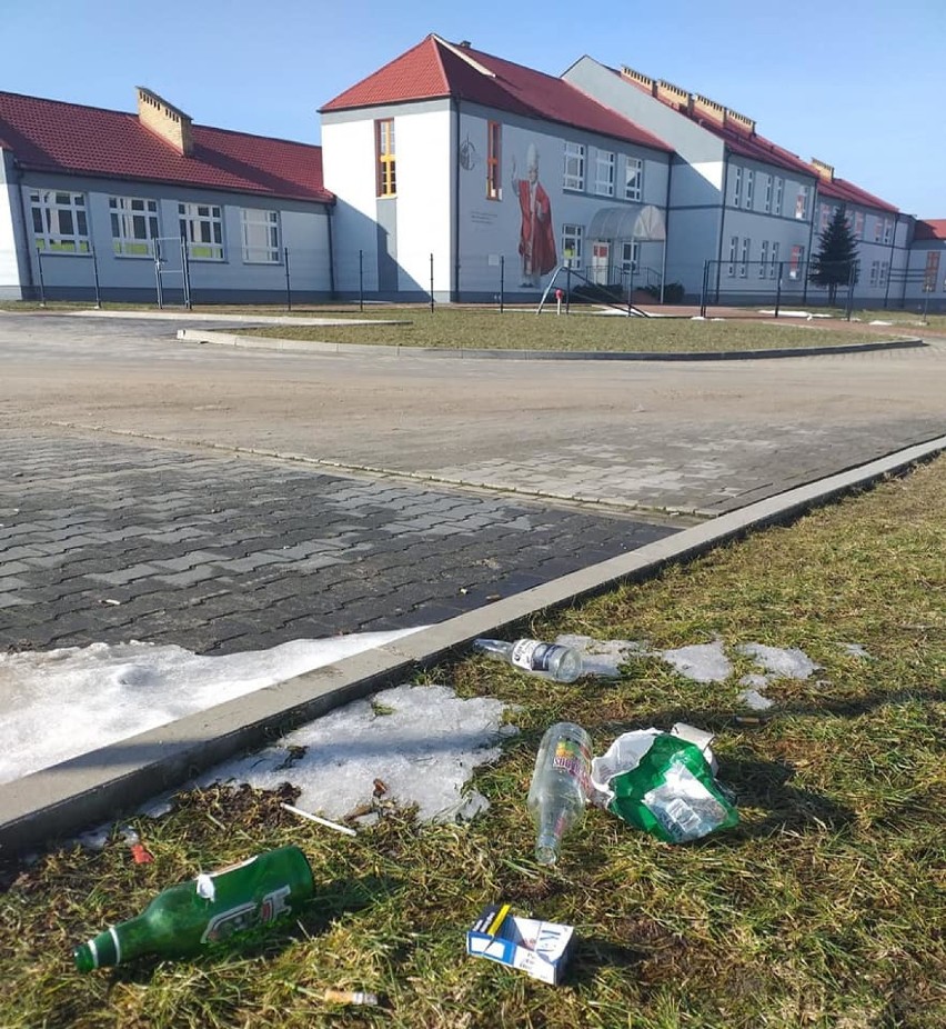 Ryczywolscy uczniowie posprzątali teren przy szkole