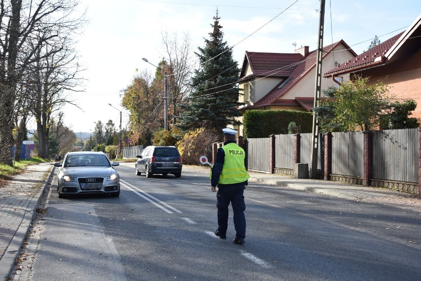 Policjanci w Dniu Wszystkich Świętych pomagali kierowcom w...