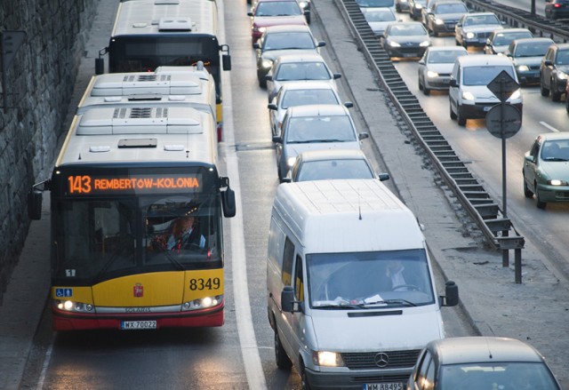 Nowe buspasy w Warszawie. Miasto premiuje autobusy na stołecznych arteriach