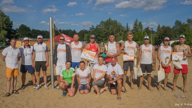 Zdjęcia z turnieju rozegranego na plaży w Pieczyskach autorstwa  Krzysztofa Różańskiego otrzymaliśmy od organizatorów turnieju. Byli nimi : Klub Sportowy Spartakus, wspierany przez gminę i M-GOSiR