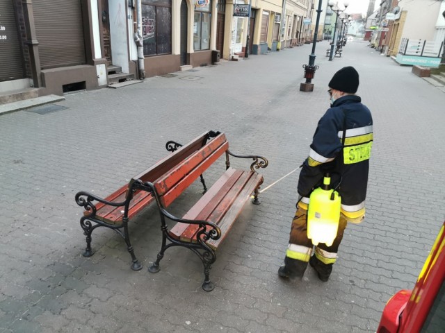 Najważniejsze przystanki, furtki i poręcze przy wejściach do kościołów, dodatkowo ławki, które stoją ratusza i na deptaku - m.in. te miejsca będą regularnie dezynfekowane w Skwierzynie.