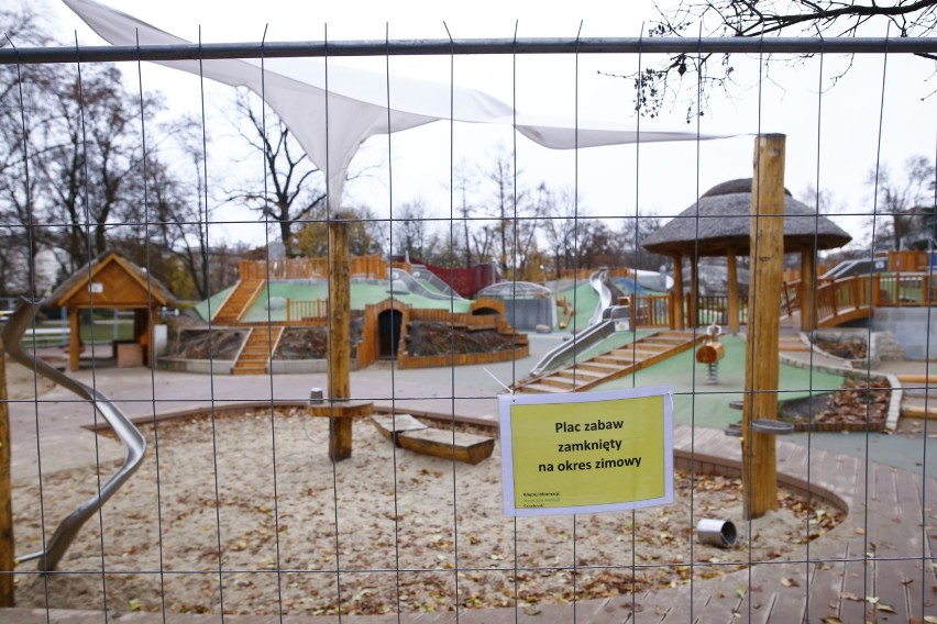 Plac zabaw w parku Ujazdowskim nieczynny przez całą zimę. Bo górki mogą pokryć się lodem. Mieszkańcy zdziwieni, dzieci zawiedzione 