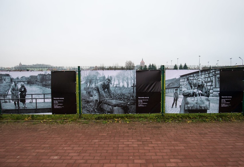 Wystawa w Darłowie. 14 kadrów z filmu "Naprawdę wczoraj" 